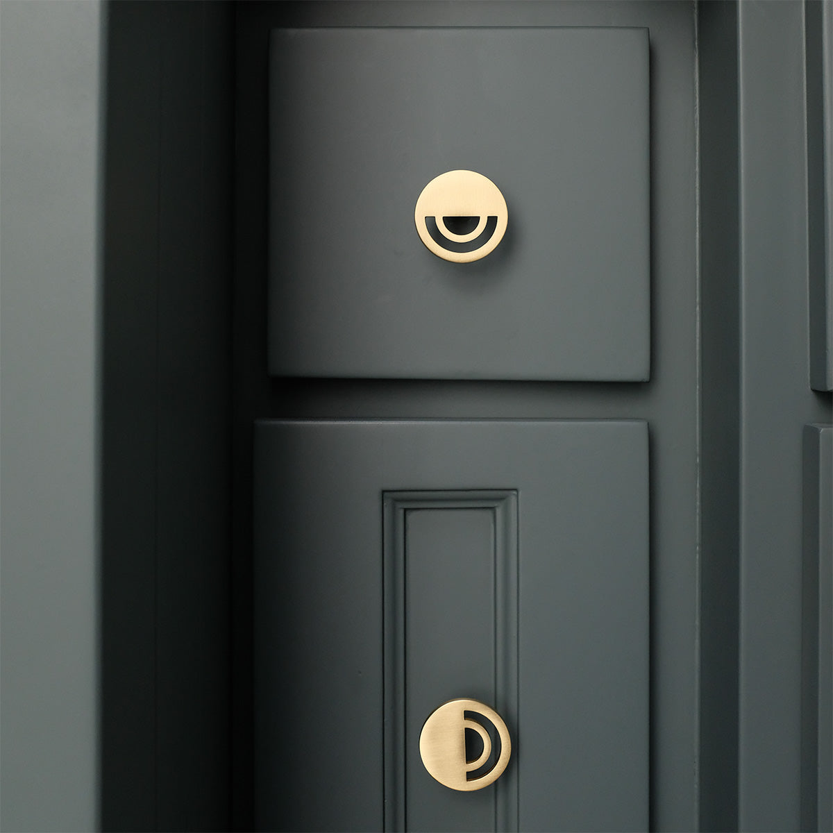 Horizon Knobs in satin brass in bathroom.